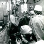 Podczas pierwszej transplantacji serca – 5 listopada 1985. Przy stole operacyjnym po lewej – Andrzej Bochenek, po prawej – Jerzy Wołczyk; na pierwszym planie Ewa Kucewicz-Czech (fot. S. Jakubowski – „Telefoto”)