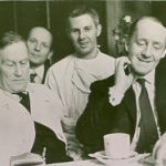 Spotkanie J. Kossakowskiego (po lewej) z Davidem Waterstonem, w środku stoi Z. Kaliciński
